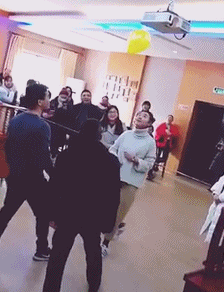 搞笑|搞笑GIF：有一种夏天吃雪糕的感觉,浑身发冷！