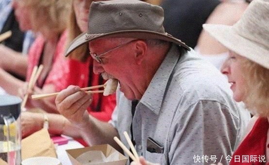 餐馆|外国女生在中国餐馆,一口气点2份饺子,100块结账被老板叫住