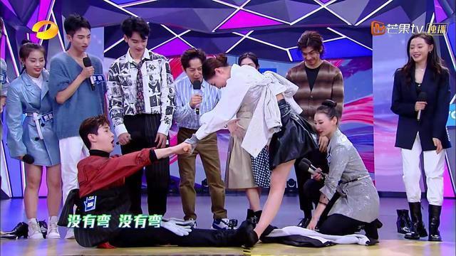 何炅|女星穿短裙在快本玩游戏,多次走光仍不换裤子,何炅只能闭上眼睛