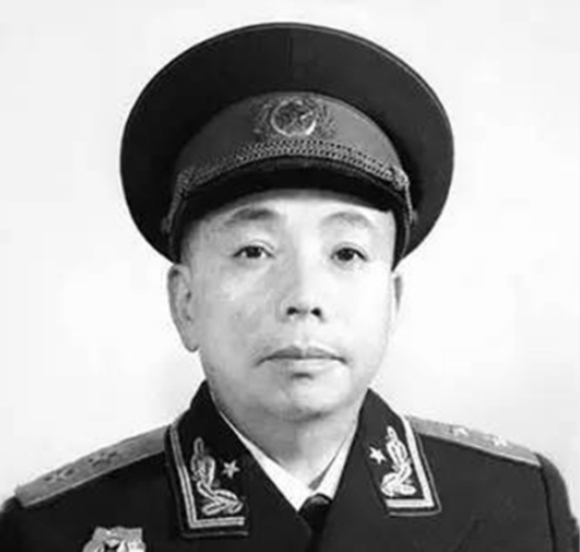 劝住|同级别最低都是上将,他却一定要中将军衔,元帅出面都没劝住