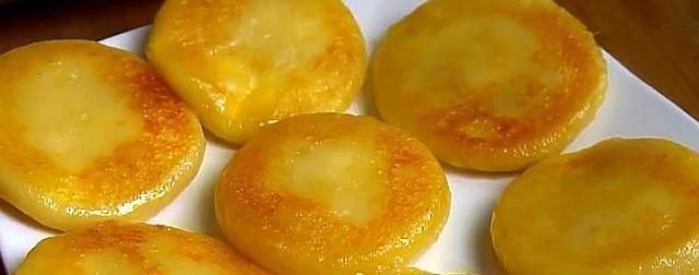 拉丝|1个土豆1碗糯米粉,简单一烙,软糯拉丝易消化,孩子一顿吃3个