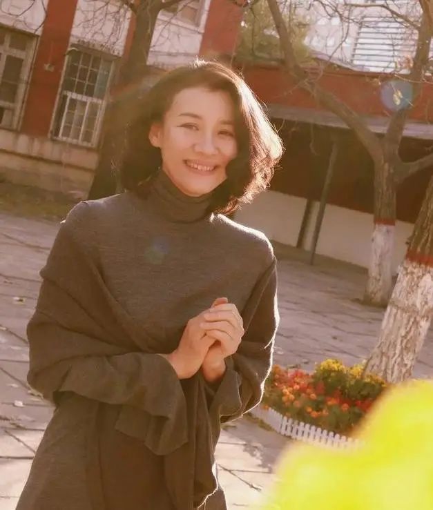  嫁入|26岁获得影后，北影校花，却遭大23岁导演抛弃，今嫁入豪门成赢家