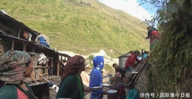 米饭|尼泊尔农村大型酒席,场面壮观,只吃一个菜咖喱羊肉配米饭