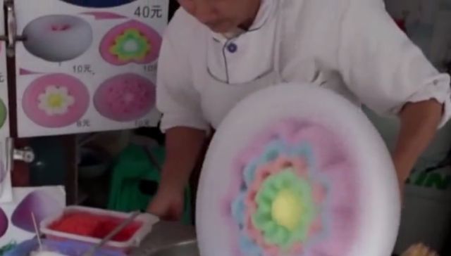 大人|中国棉花糖走红印度,一支做得超级大,当地人大人小孩都爱吃