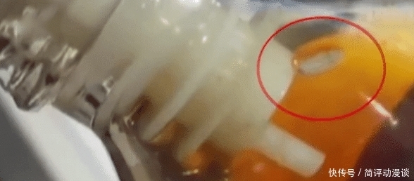 店员|倒完醋看了下醋瓶 女子汗毛竖起来了 店员:你确定这醋是我们的?