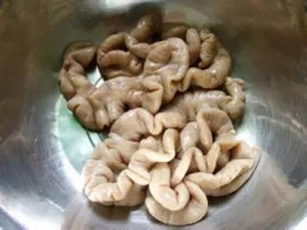  美味|酸菜炒肥肠的做法，猪大肠和酸菜一起炒简直就是绝配，美味不油腻