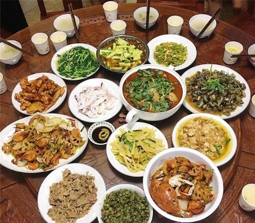 埋怨|老妈和亲戚来吃饭,婆婆要我下厨招待,菜上齐后,却埋怨太浪费!