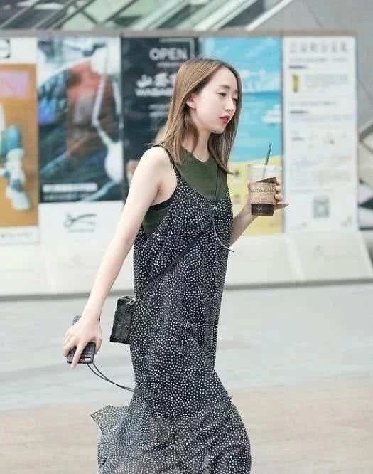 飘逸|街拍:长发飘飘的小姐姐,穿一袭吊带连衣裙,十分飘逸