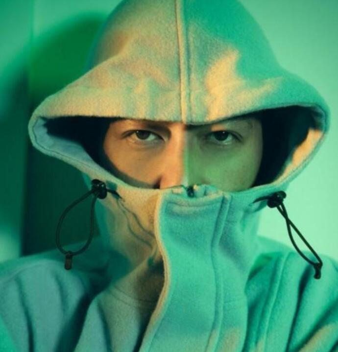 充满|40岁陈冠希素颜登封面,寸头素颜变身成熟型男依旧充满魅力