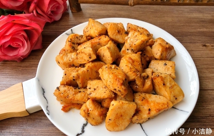 鸡胸肉|鸡胸肉别只会水煮,试试这个做法,香嫩美味,比牛排还好吃