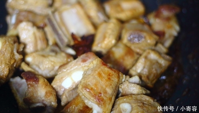 汤汁|土豆炖排骨,这样做,半小时轻轻松松出锅,好吃得连汤汁都不剩