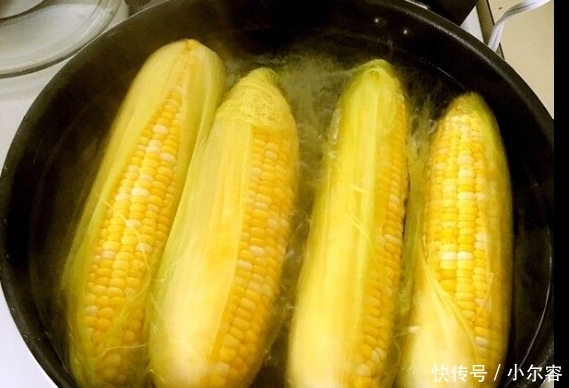  下锅|做水煮玉米，不要直接下锅！多加这一步，玉米鲜嫩多汁更香甜