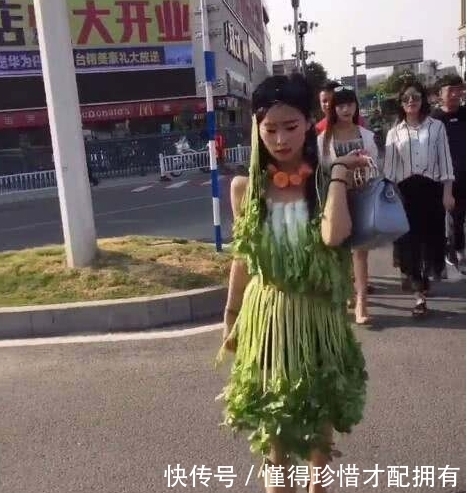  搞笑|搞笑图片幽默段子笑话：父子两人真像啊，连睡觉都一个姿势，哈哈