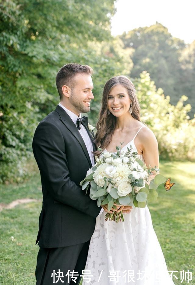 飞入|比PS还神奇：飞入婚礼的不速之客，一只蝴蝶绕着新人翩翩起舞