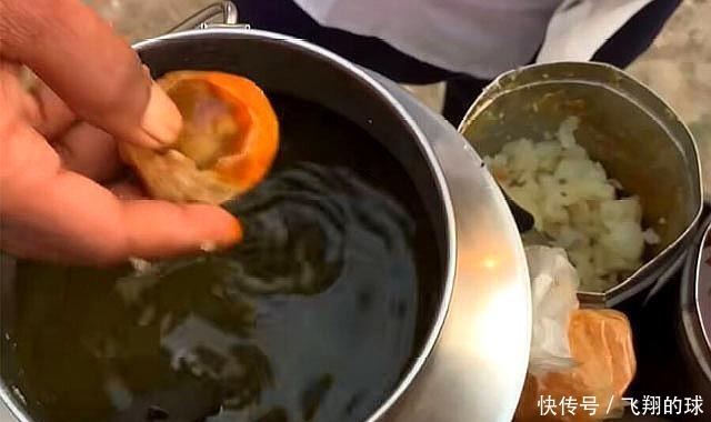 小吃|大叔街边卖小吃,3块钱8个,当地人一口一个,中国小伙看看就行