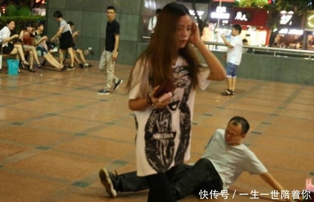 拒绝|男子跪在地上，抱着女生大腿表白，遭拒绝后大声痛哭！