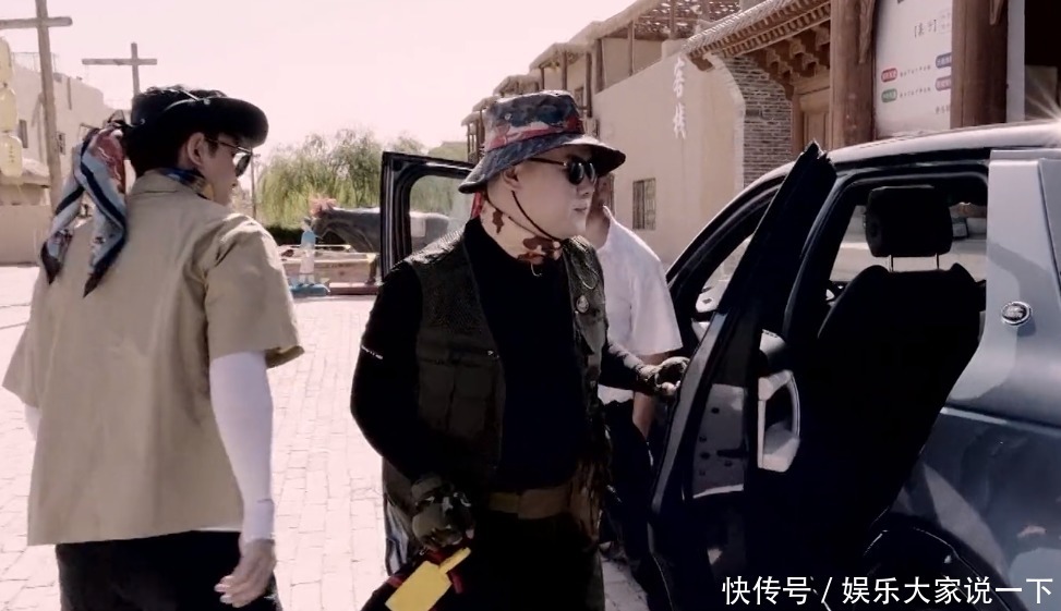  终于|岳云鹏和贾乃亮抢节目组的车，导演态度引热议终于像鸡条了！