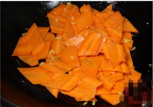  不腥|无论炒什么肉，都别马上下锅，大厨教你正确做法，肉不柴也不腥