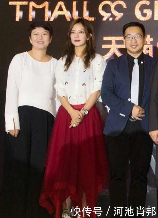 少女|42岁赵薇活动竟换少女风,穿红色纱裙配涂鸦帆布鞋,依旧少女样