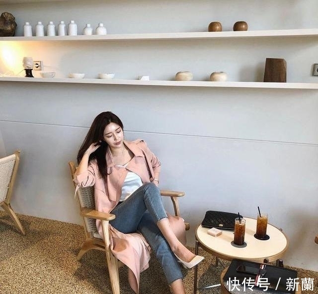 简单|牛仔裤展现时尚,简单随性,优雅又大气让女人更自信!