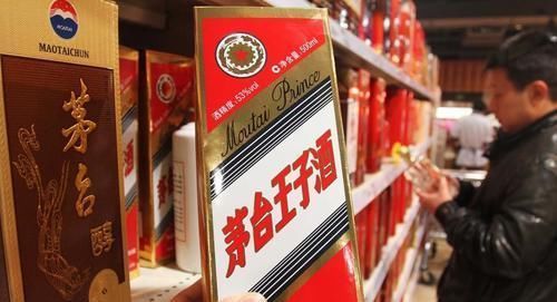 固态法白酒|买白酒，别管什么牌子，只要瓶身上有这“2行字”，都是酒精勾兑酒