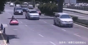  哭笑不得|大妈为图方便直接开碰碰车上路，警察叔叔哭笑不得