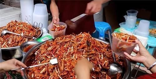 美食|90后帅小伙摆摊卖“红火”小吃,1斤30元不讲价,女顾客每天抢着买