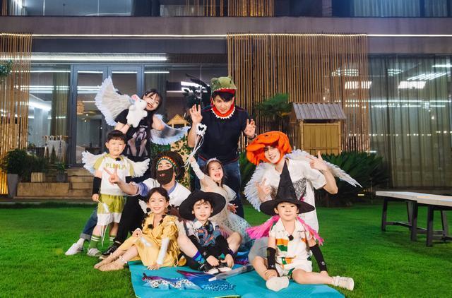  可爱|这个郑爽也太卡哇伊了，披着白羽毛化身天使，与孩子们同框超甜