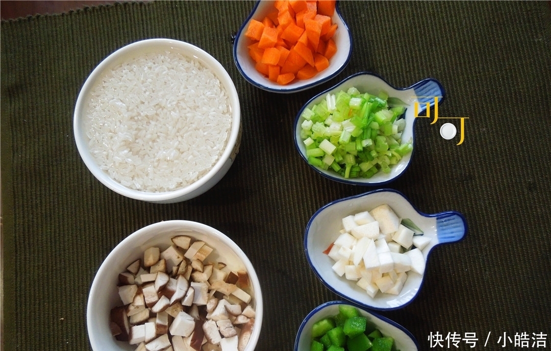 食材|最适合夏天吃的焖饭,不用开火,五种食材一起焖,每人两碗不够吃