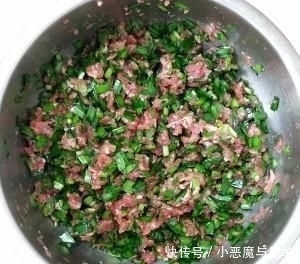 简单|两分钟学会生煎包的做法,简单易学,皮软底脆,咸香多汁