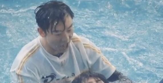 郑恺|蔡徐坤被郑恺按到水里,看到因遇水而“脱妆”的脸,这谁扛得住?