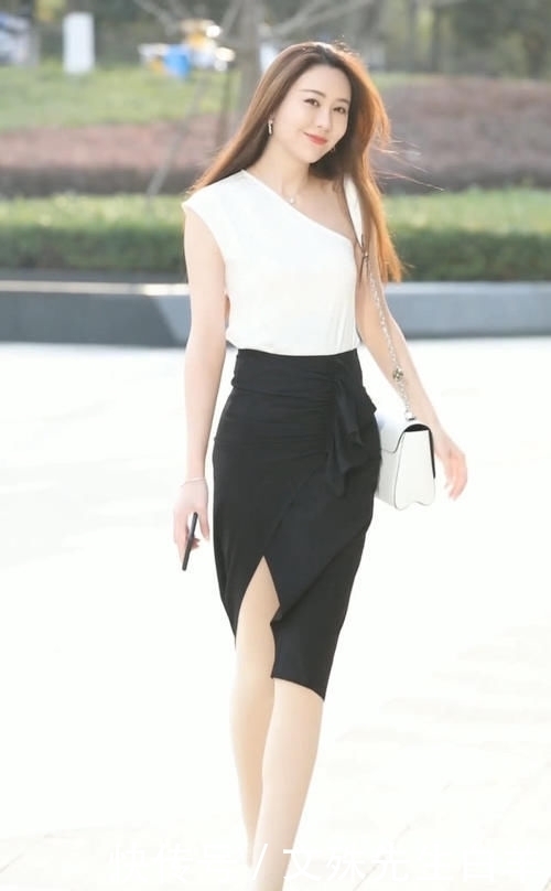 其是对于|街拍：女人到了30岁要怎么穿？过膝包臀裙成为首选，展现无尽女人味