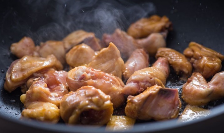 炖鸡|炖鸡时,有人焯水有人直接炖?都错了!这才是炖鸡最正确的做法