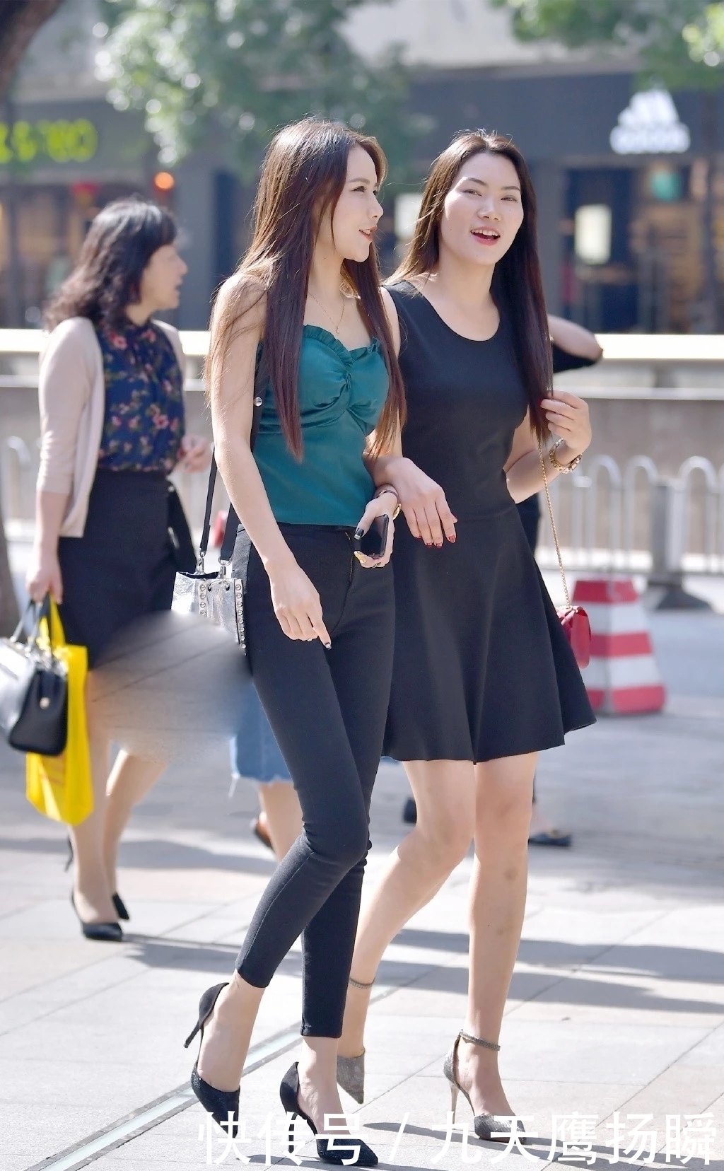  裙子|两姐妹逛街，一个穿裙子，一个穿牛仔裤，你更喜欢哪个