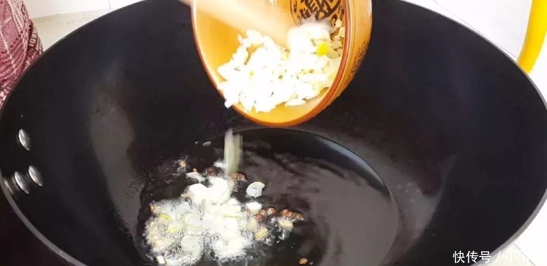 比水|1颗白菜,1块猪肉,教你简单一做,比水煮肉片都好吃,越吃越过瘾