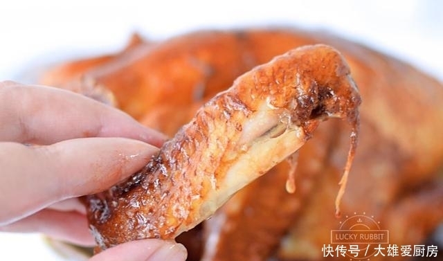 简单|三伏天这么吃鸡最简单,不用开火就做好,软烂入味,一只不够吃