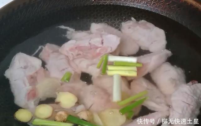 上桌|孩子爱吃的可乐鸡翅,简单3步就能上桌,甜香软嫩,营养又美味