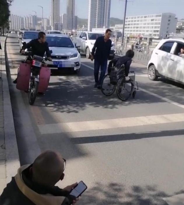 桥上|一残疾人在桥上拦路，不给钱就砸车，司机大哥下来就是一耳光