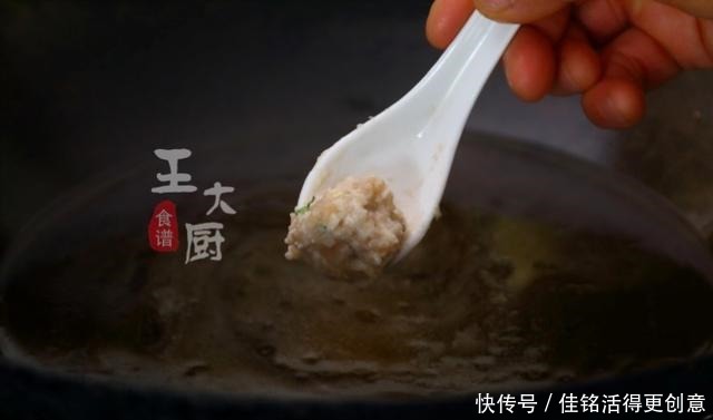 弹牙|莲藕肉丸子汤,丸子爽滑弹牙,汤水清淡鲜香,是你喜欢的味道