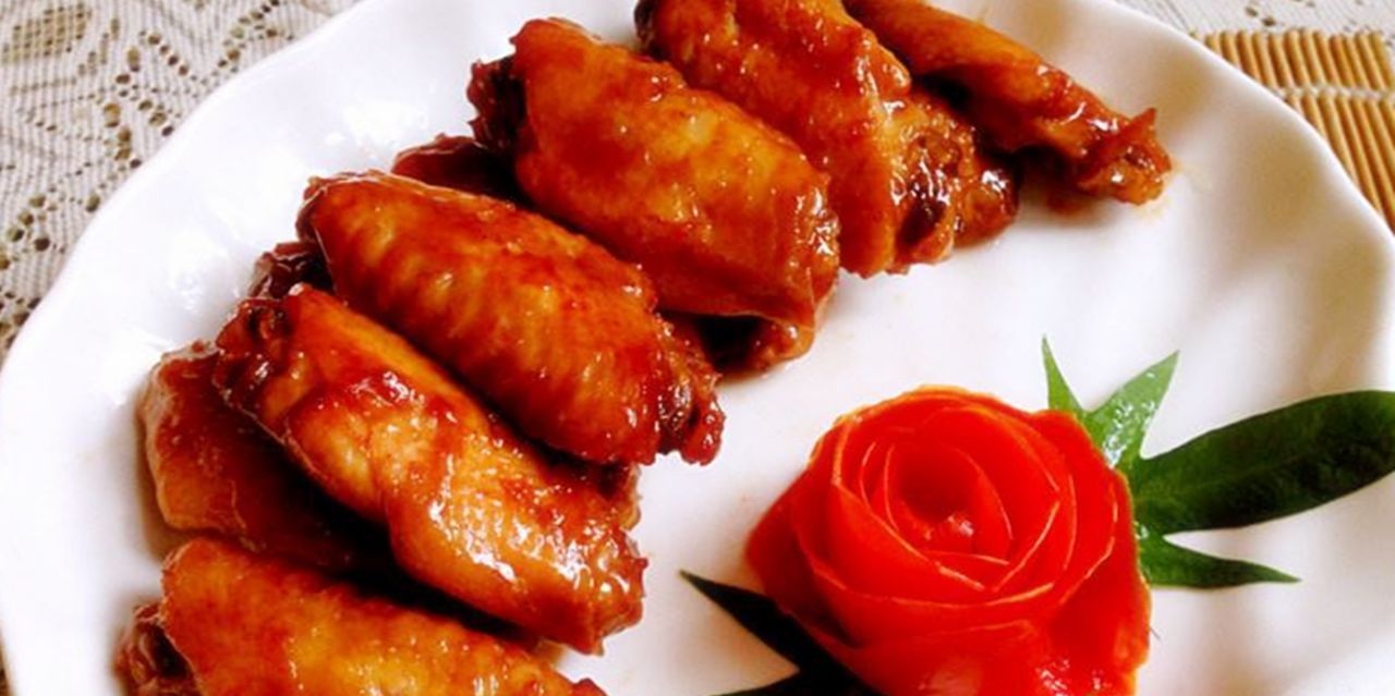  色泽|可乐鸡翅是一道美味的家常菜味道鲜美，色泽艳丽且咸甜适中