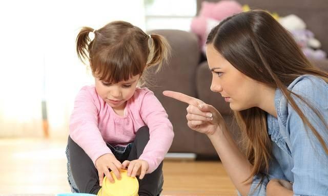 孩子犯错|“快把我妈抓走”7岁娃报警称被妈妈“家暴”,爸爸很是赞同