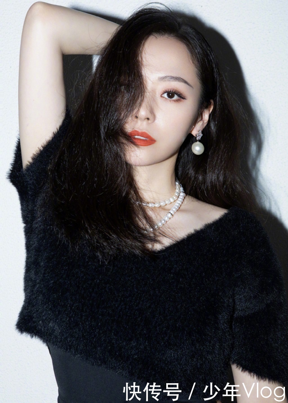 极致|黑白到极致就是极度舒适，白色学院风短裙套装