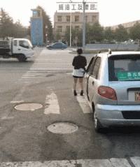 扫完|搞笑GIF:刚扫完地还得再扫一遍,大叔想离职的心都有了