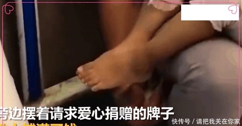 手中|男子抱着孩子在路边乞讨, 孩子一直在大哭, 网友发现男子手中的东西, 选择了报警