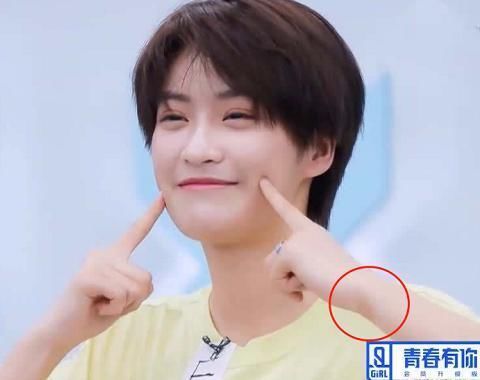  机智|青你选手为挡纹身出奇招，乃万用修容笔，林凡用胶布，段小薇很机智