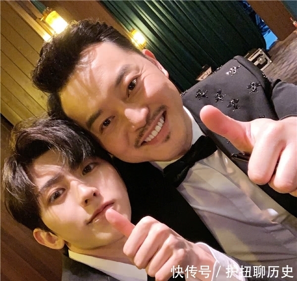 凹造型|蔡徐坤沙溢忙自拍,谁注意蔡徐坤的脚,真是一个精致“boy”