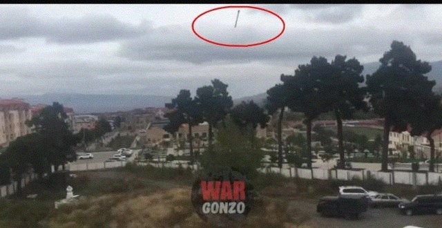 民宅|监控拍下震惊一幕:火箭弹笔直落下,命中民宅,所幸插入软土未爆