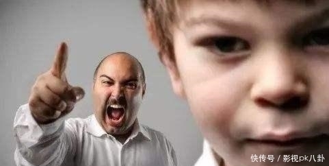 活该|12岁男孩被爸爸“揍成香肠嘴”，网友得知原因后真是活该