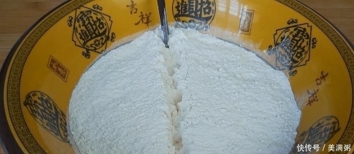 北方人|面粉别蒸馒头了,教你一个新吃法,比油条还香,我家一周吃5次