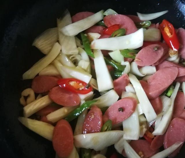 味儿|茴香球炒火腿肠,淡淡的茴香味儿,颇有点西芹的口感,味道好极了